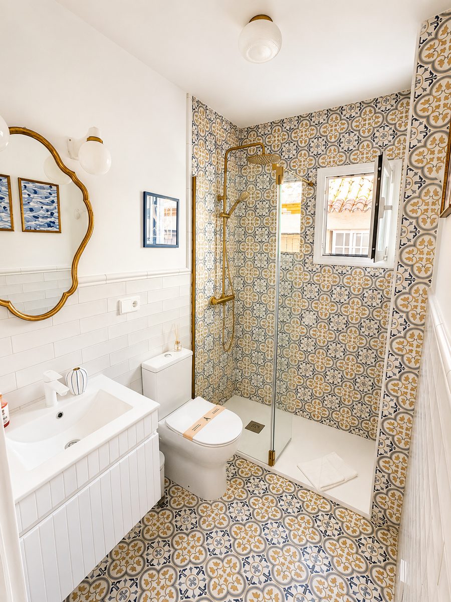 Baño de Casa Juani con ducha de obra en azulejo cerámico