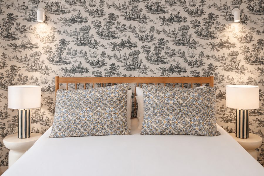 Dormitorio de Casa Juani con papel pintado toile de jouy