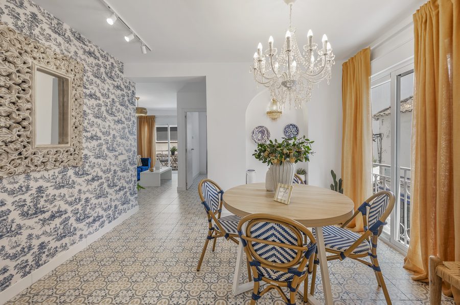 Pasillo de Casa Juani con espejo antiguo y papel toile de jouy