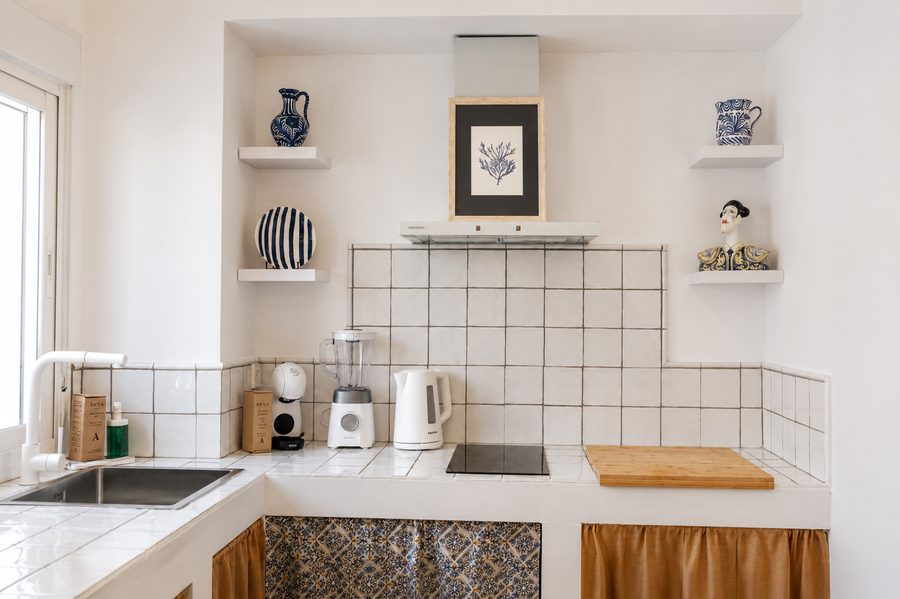 Cocina de Casa Juani con azulejo blanco y menaje artesanal